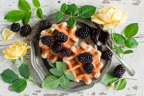 Gaufres aux mûres parmi les roses