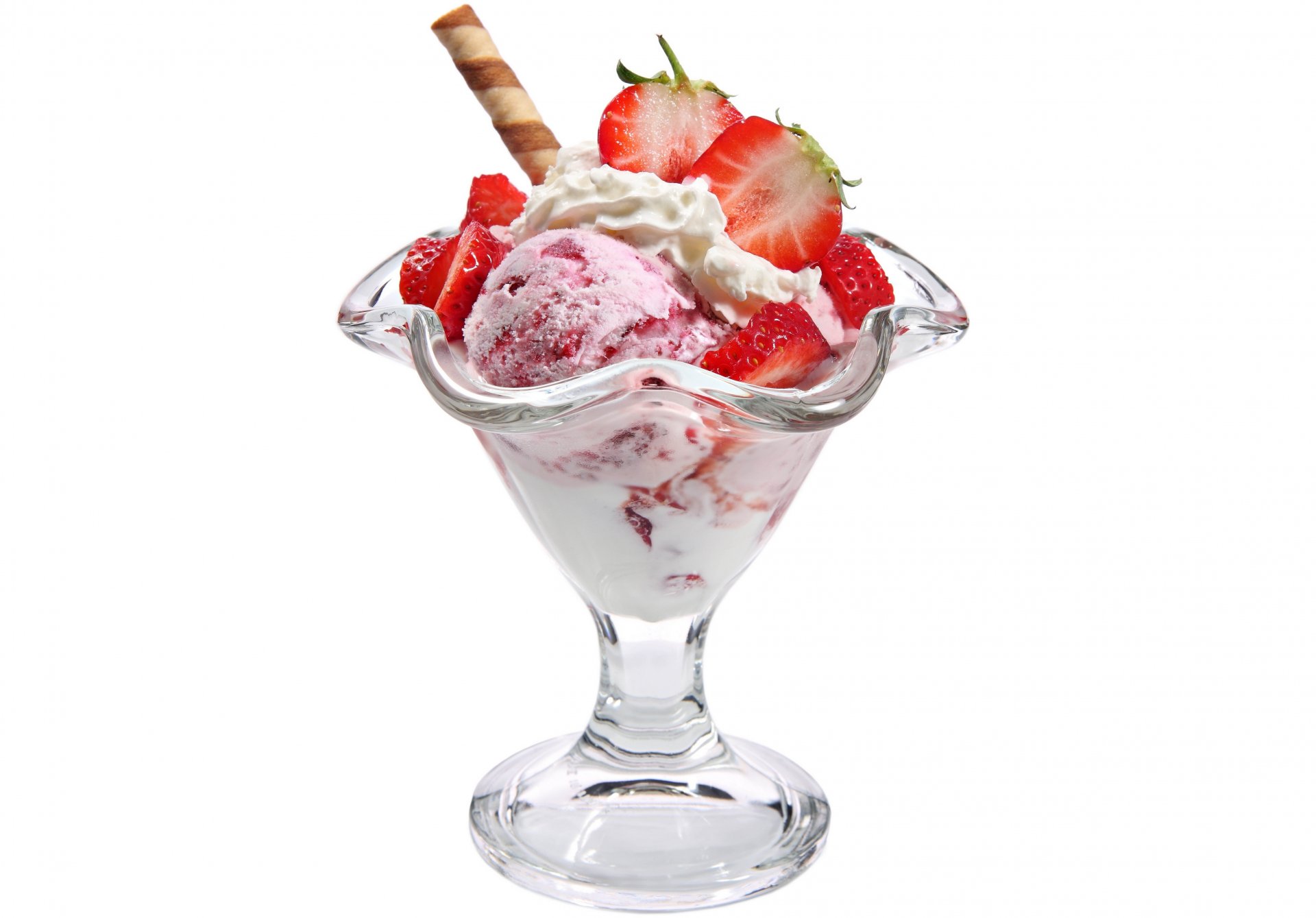 crème glacée baies fraises dessert doux fond blanc