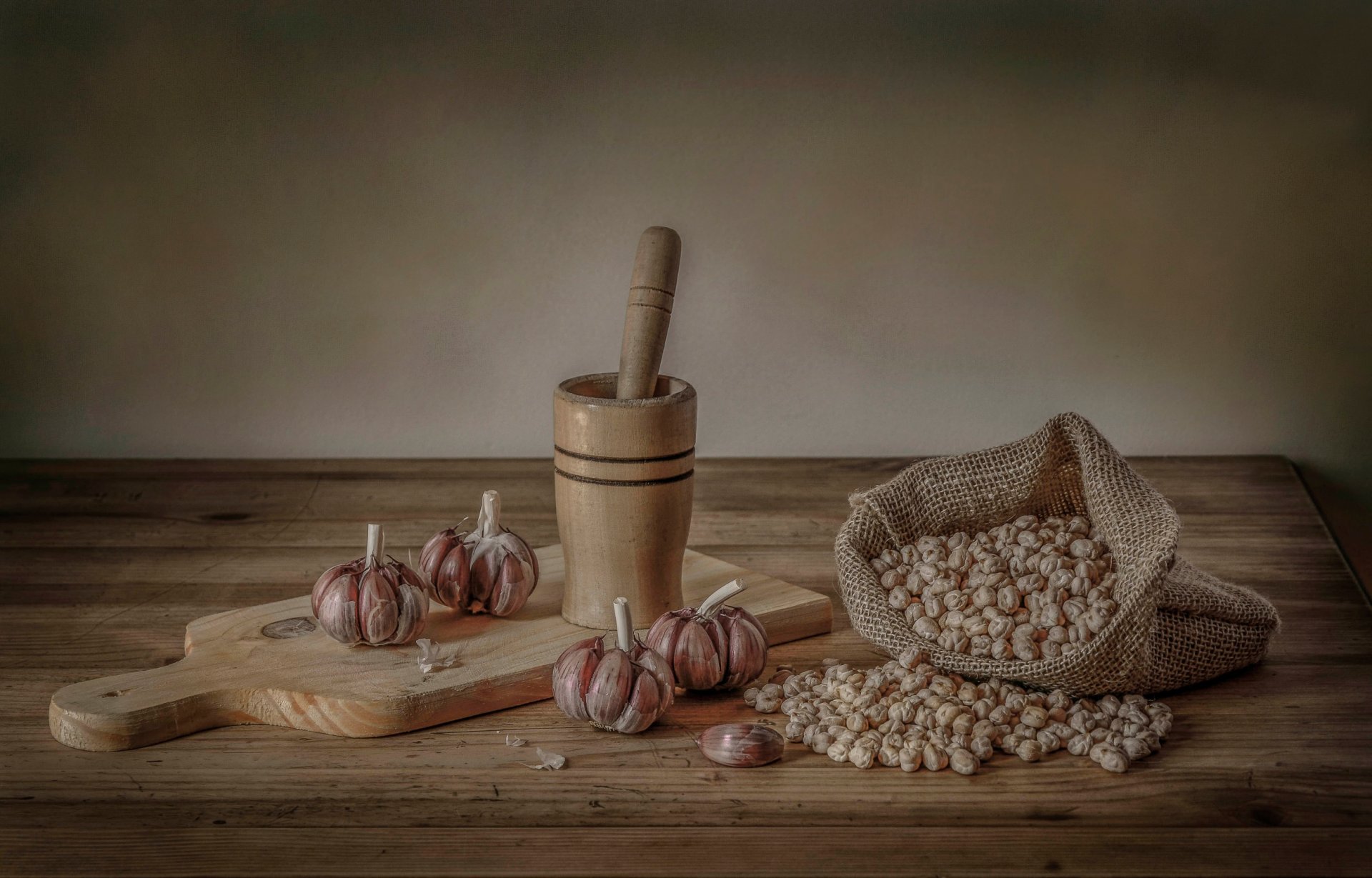 ail pois chiches pois planche pilon mortier nature morte