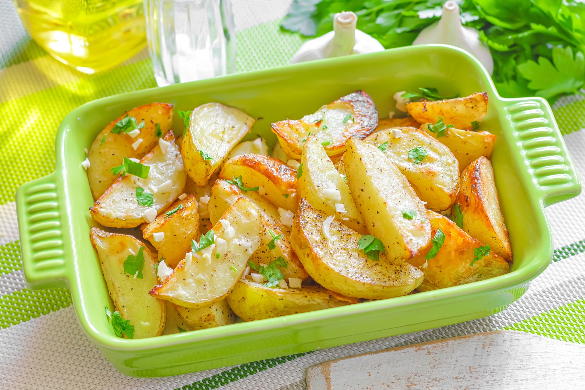 nourriture pomme de terre cuit au four pomme de terre persil ail vaisselle