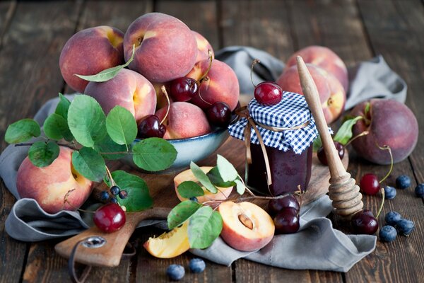 Nature morte de pêches et de baies. Fruits sur la table