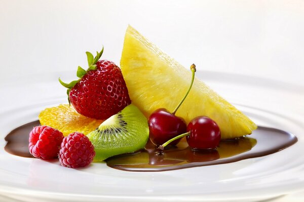 Sur une assiette de fruits sucrés et chocolat