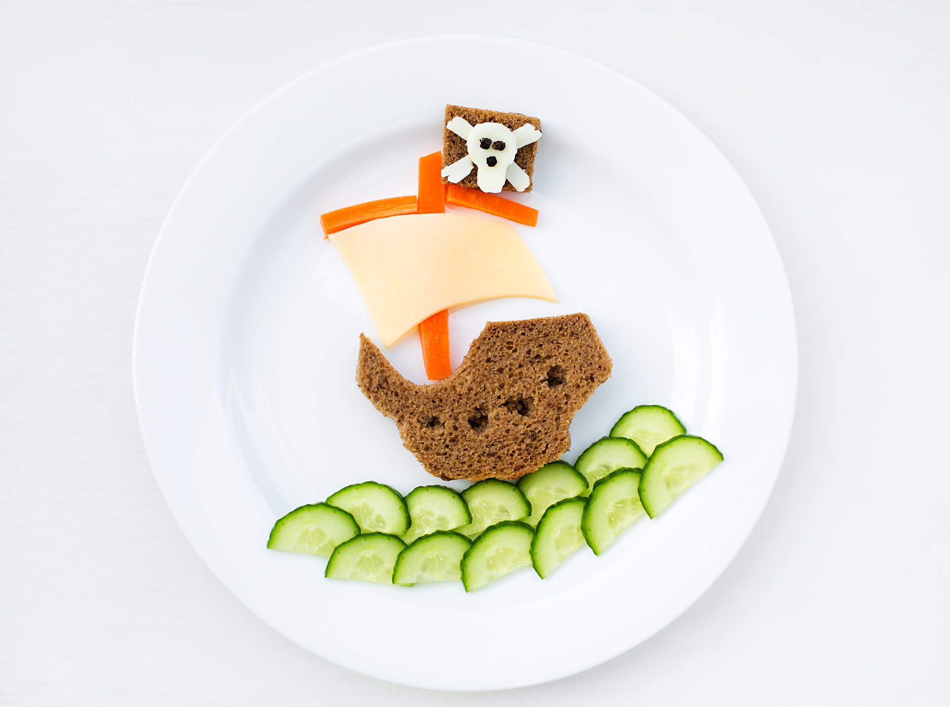assiette repas petit déjeuner créatif pain concombre fromage poivre