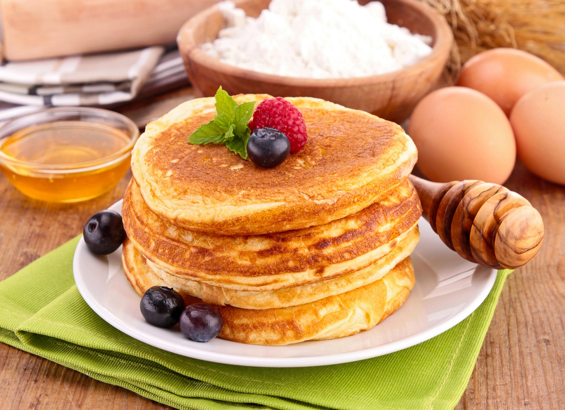 crêpes crêpes beignets miel framboises myrtilles baies vaisselle cuillère farine repas