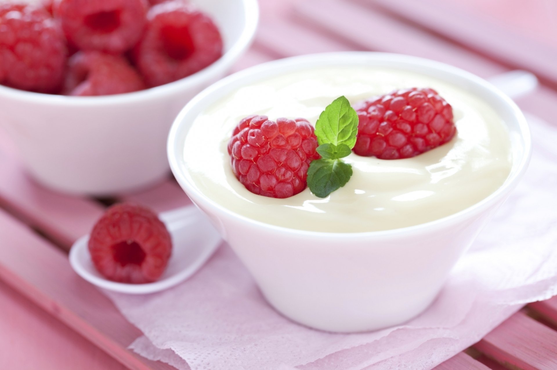crème lait yaourt dessert fruits framboises tasses alimentaire framboise