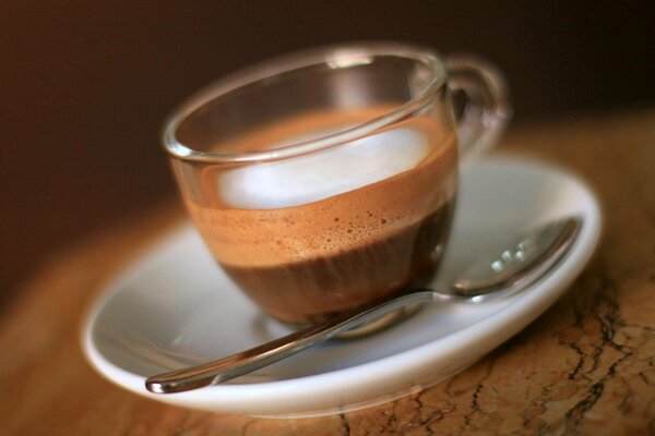 Café parfumé avec de la mousse dans une tasse transparente