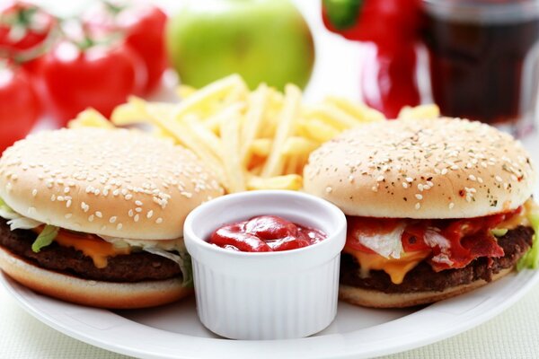 Hamburgers et frites sur une assiette