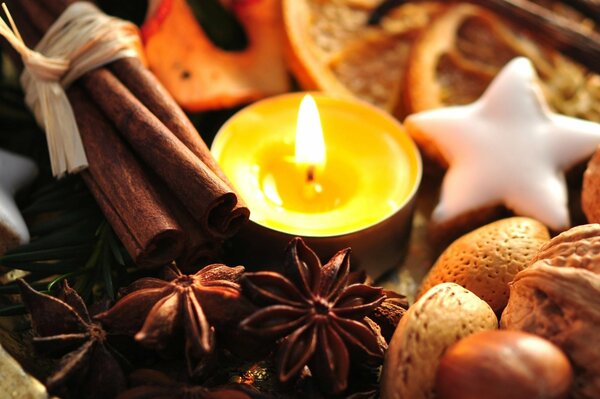 Bougies et épices dans le décor du nouvel an