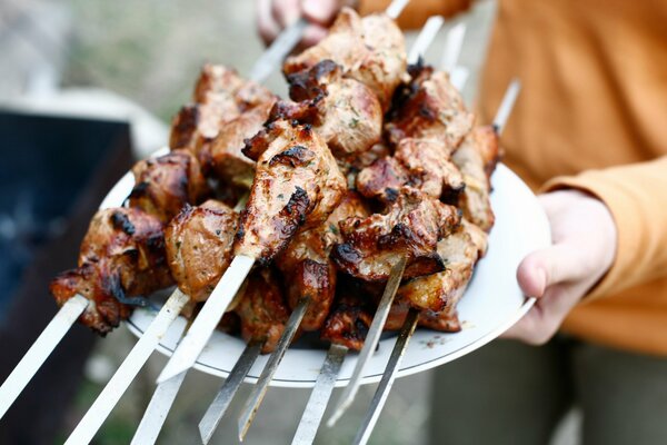Beaucoup de kebab délicieux sur des brochettes