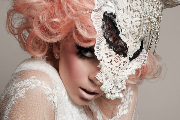 Lady Gaga dans un chapeau en dentelle