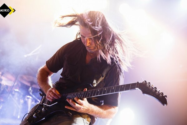 Le musicien joue de la guitare avec enthousiasme