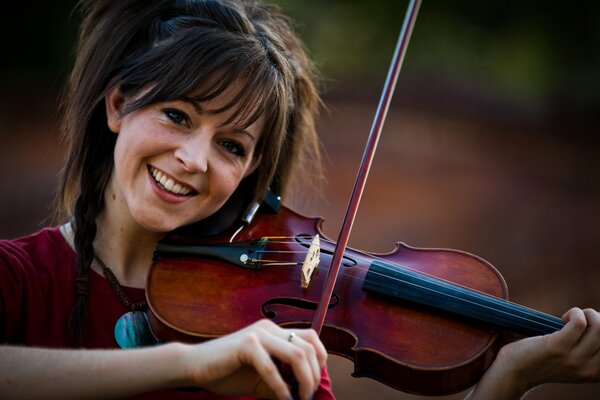 Fille jouant du violon et souriant