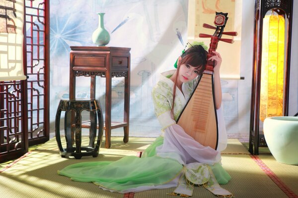 Fille asiatique joue de la musique sur un instrument