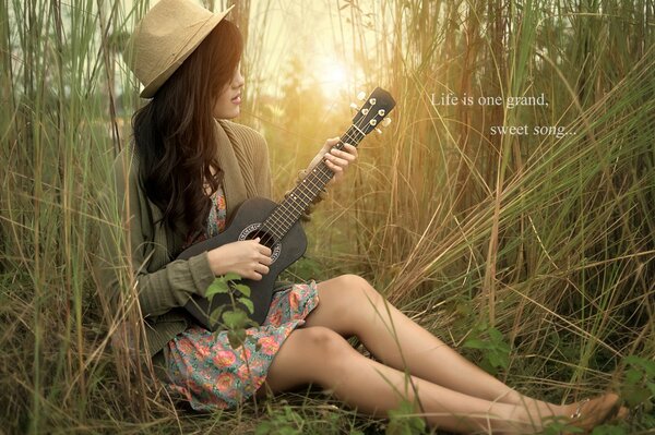 Guitare dans les mains d une fille dans la nature