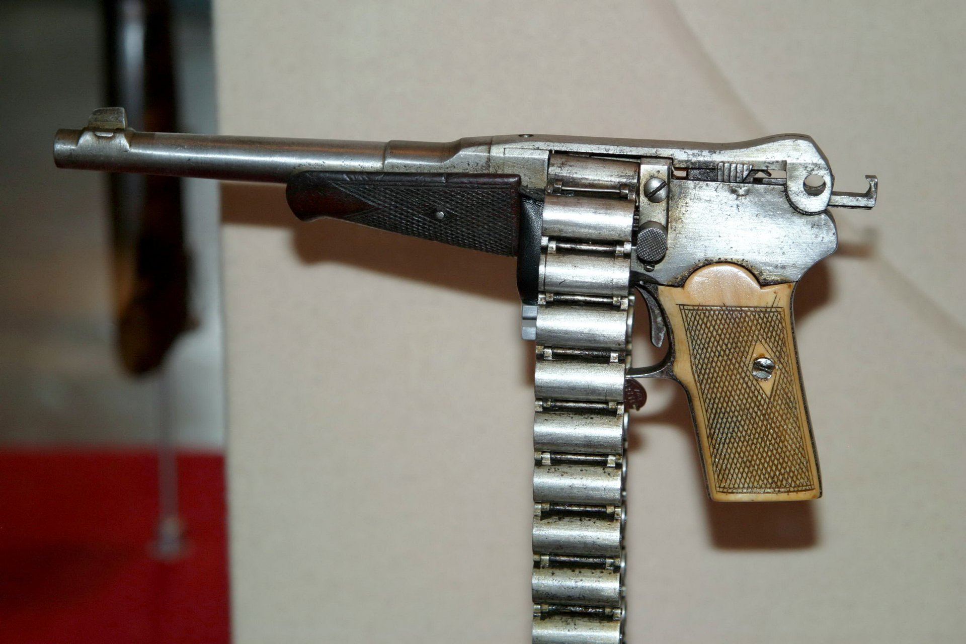 très intéressant arme à feu arme valide rare échantillon fait maison pistolet unique au monde assez grand calibre ruban alimentation munitions original solution alimentation munitions absence magasin disponibilité avant-bras court canon ruban k