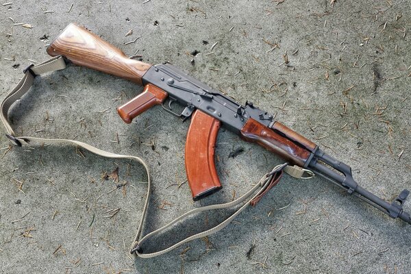 Photo d un fusil d assaut Kalachnikov au sol