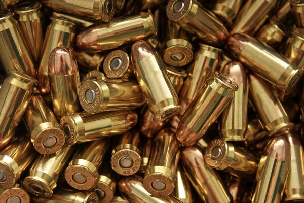 Un tas de munitions en or. Macro