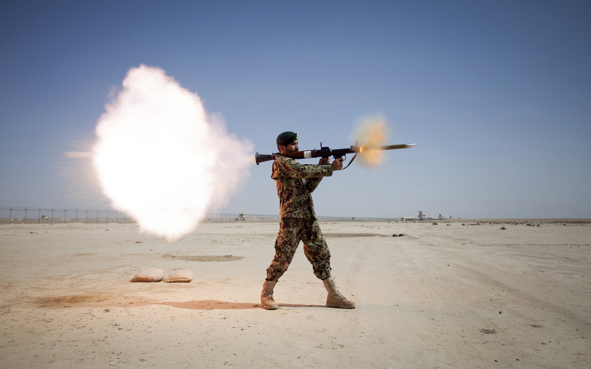 rpg lance-roquettes arme soldat explosion ciel champ