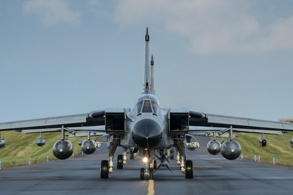 Avion militaire sur la piste