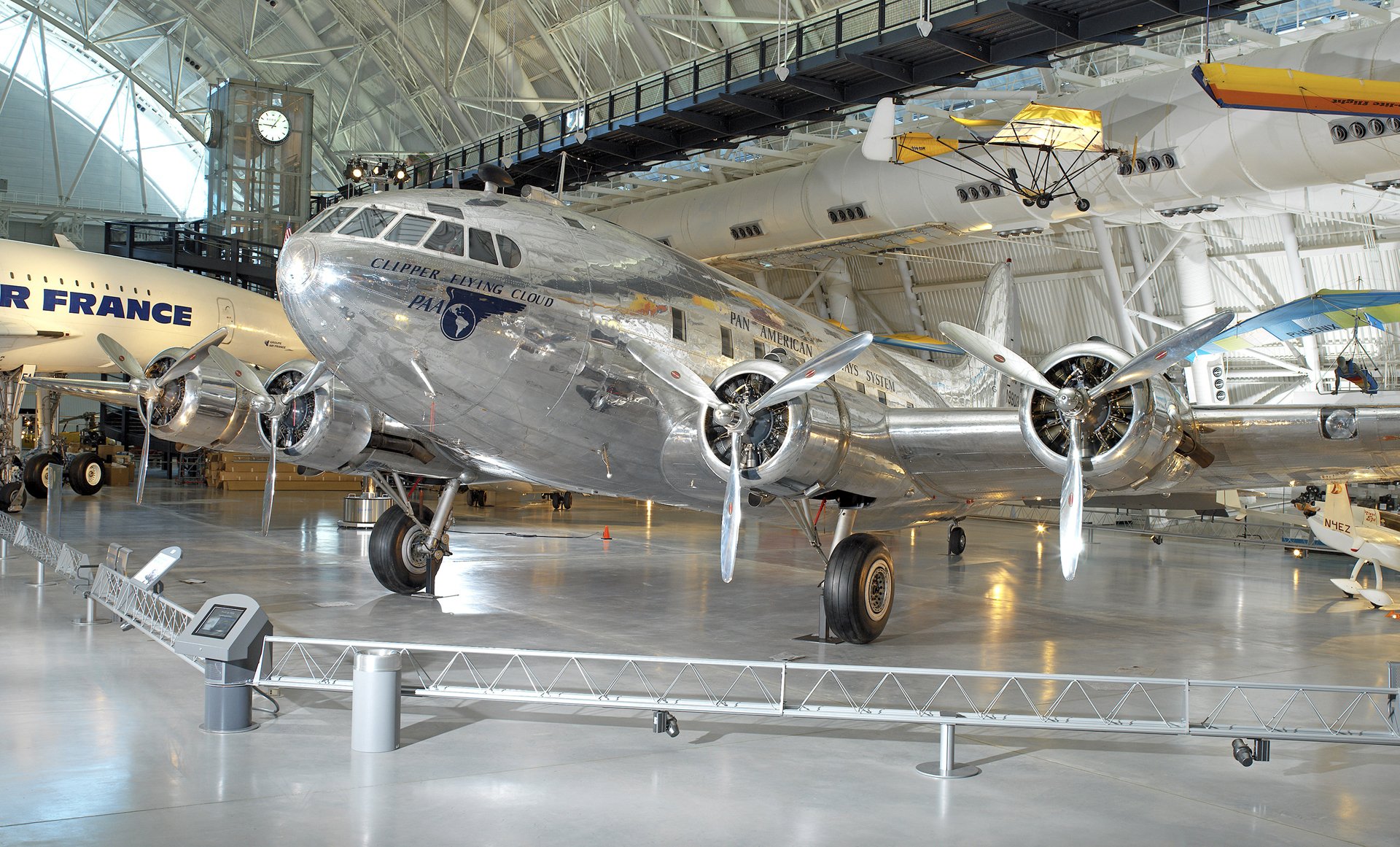 boeing 307 stratoliner avion musée hangar