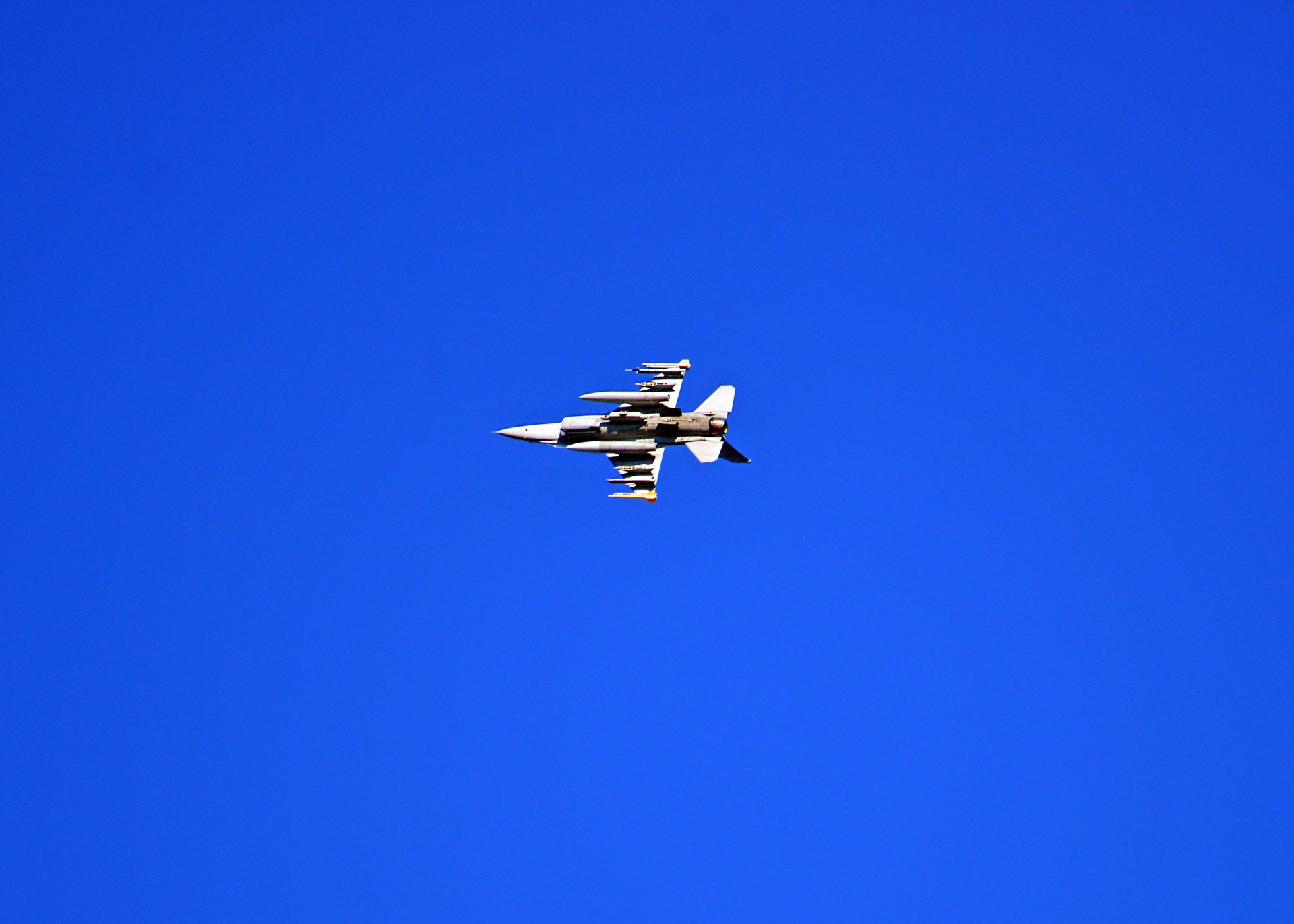 ciel avion f-16 fighting falcon américain multifonctionnel chasseur léger de quatrième génération