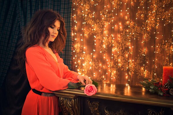Fille en robe rouge aux guirlandes