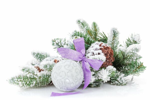 Jouet de Noël sur une branche d épinette