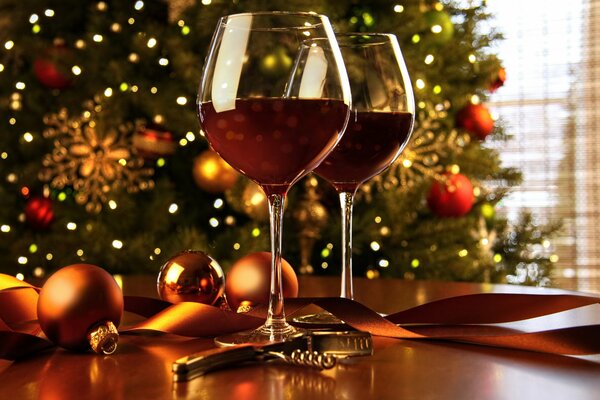 Décoration de table de fête avec des boules et des verres de vin