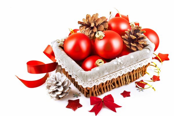 Boules rouges de Noël avec des cônes