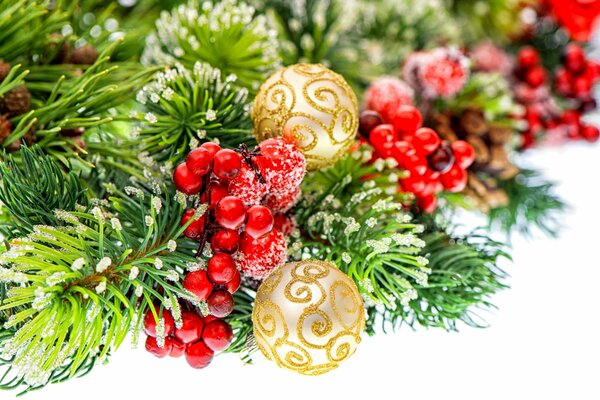 Branche d épinette en sorbier et boules de fête