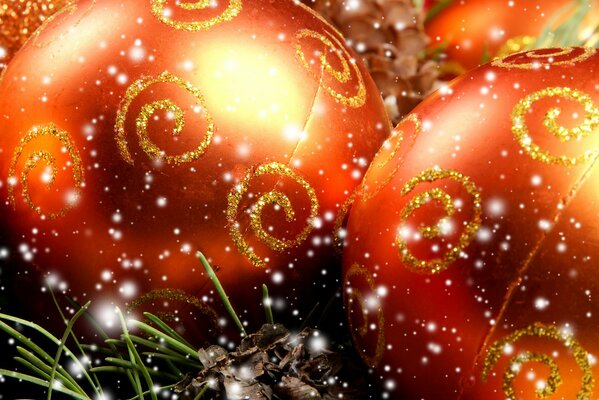 Boules de Noël rouges avec spirales dorées