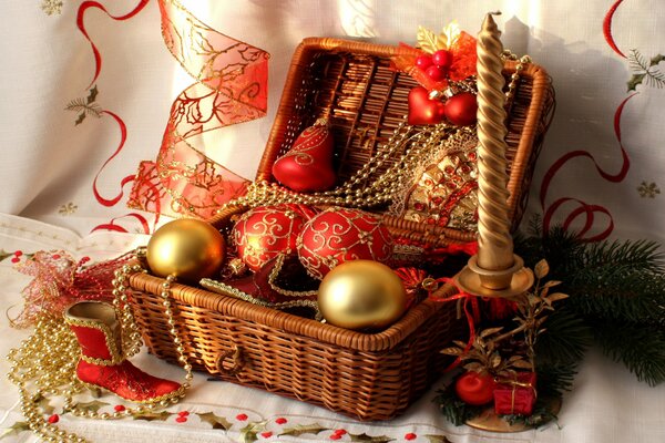 Panier avec des jouets de Noël et des rubans