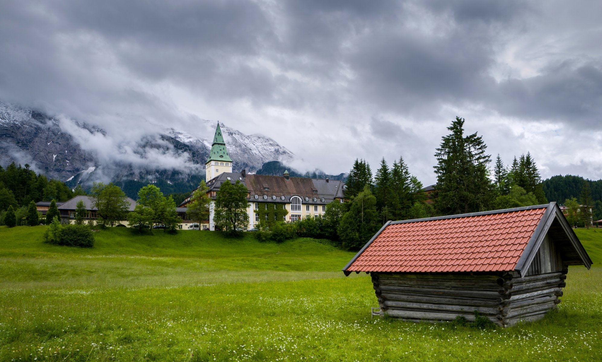 château d elmau bavière allemagne montagnes de wetterstein montagnes de wetterstein château hôtel prairie montagne maison