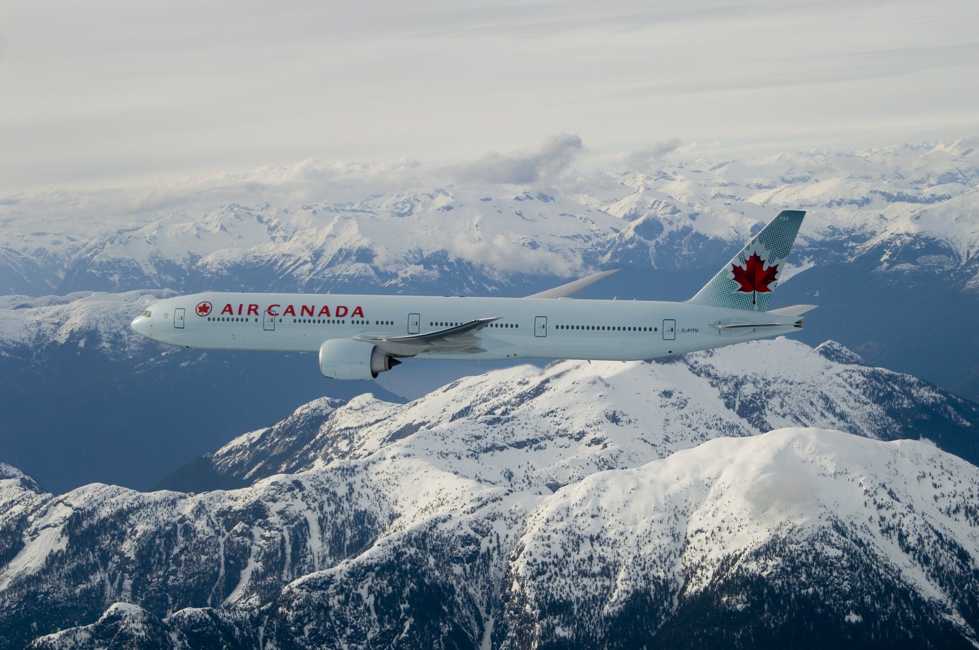air canada boeing 777-300er vol montagnes nuages neige feuille d érable