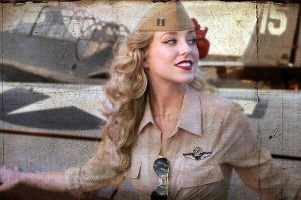 Fille en forme de pilote souriant