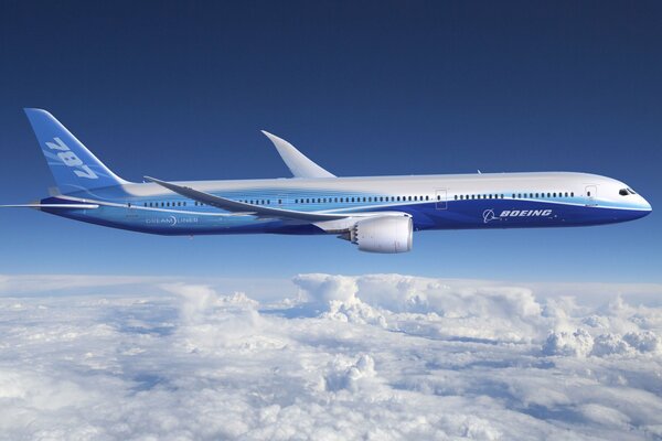 Avion bleu vole au-dessus des nuages