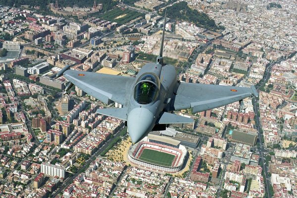 Fond d écran avion de chasse sur la ville