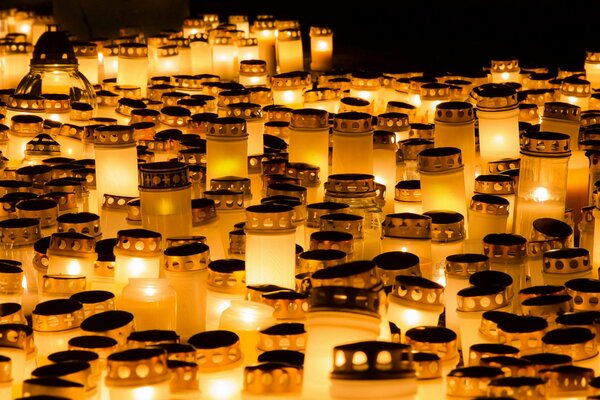 Bougies commémoratives dans de belles lanternes