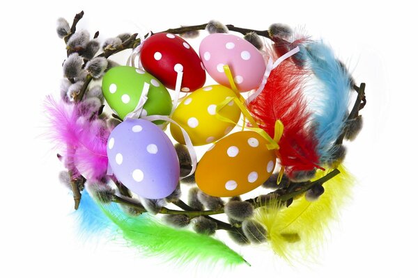 Oeufs de Pâques multicolores parmi les tiges de saule