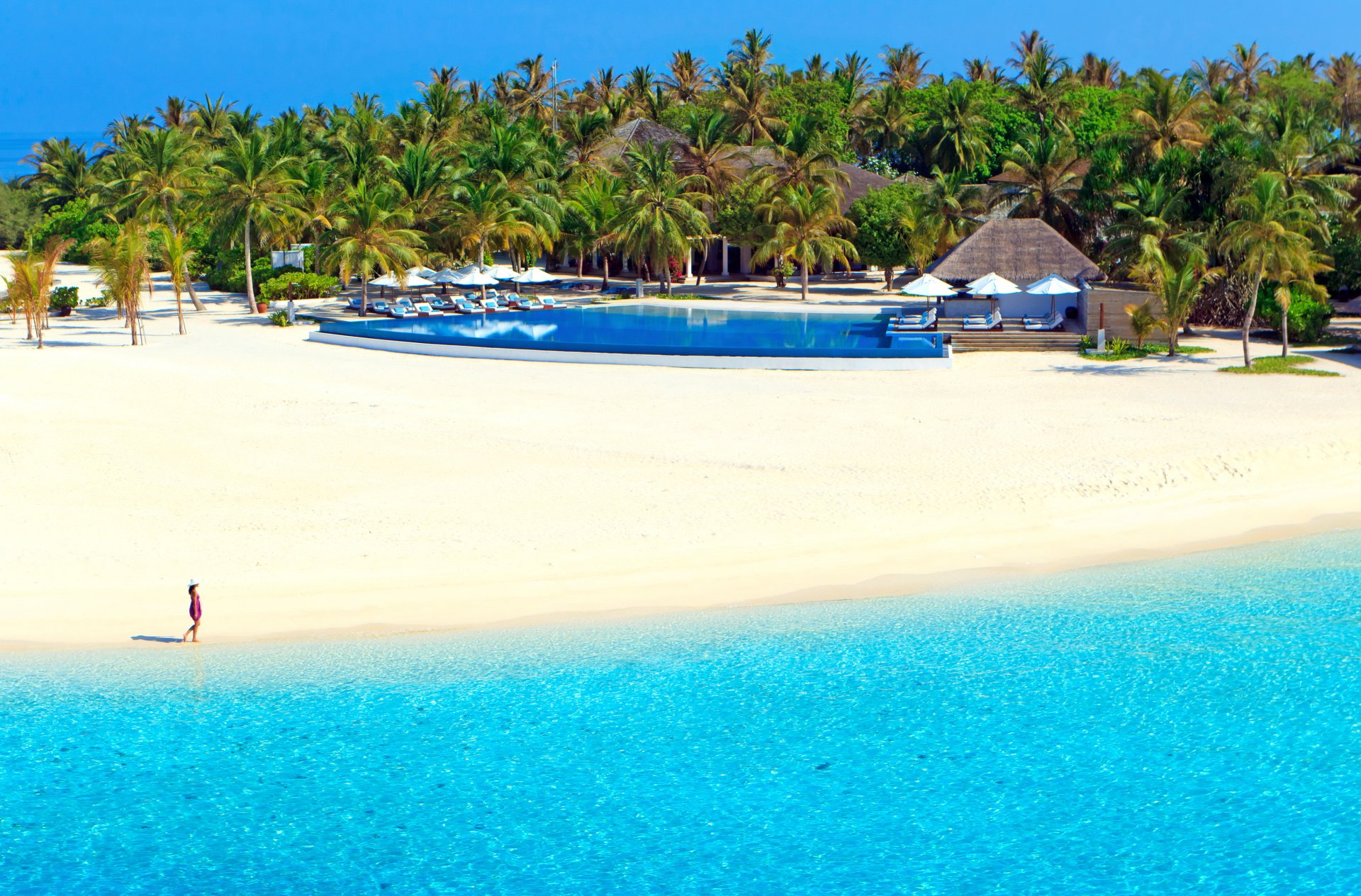 maldives tropiques velassaru île station balnéaire vacances mer soleil côte plage sable palmiers piscine chaises longues