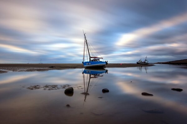 Bateau sur la plage de meols