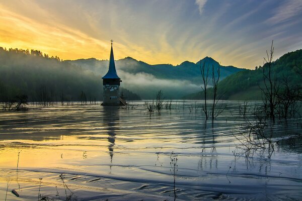Brouillard sur une église inondée