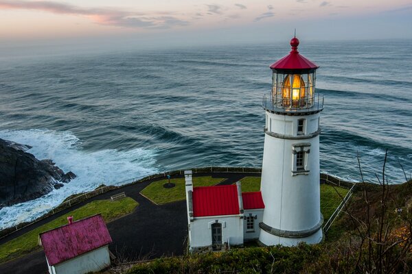 Phare sur un rocher au bord de la mer