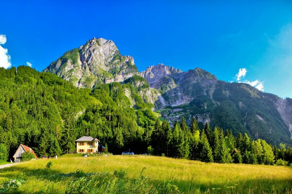 Maisons dans les montagnes. Nature De L Italie