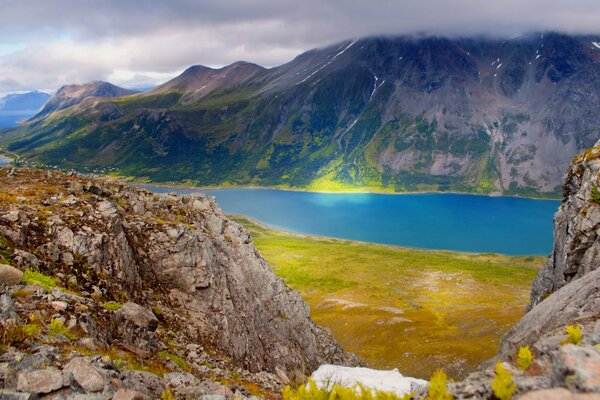 Norvège avec le sommet de la montagne et la mer