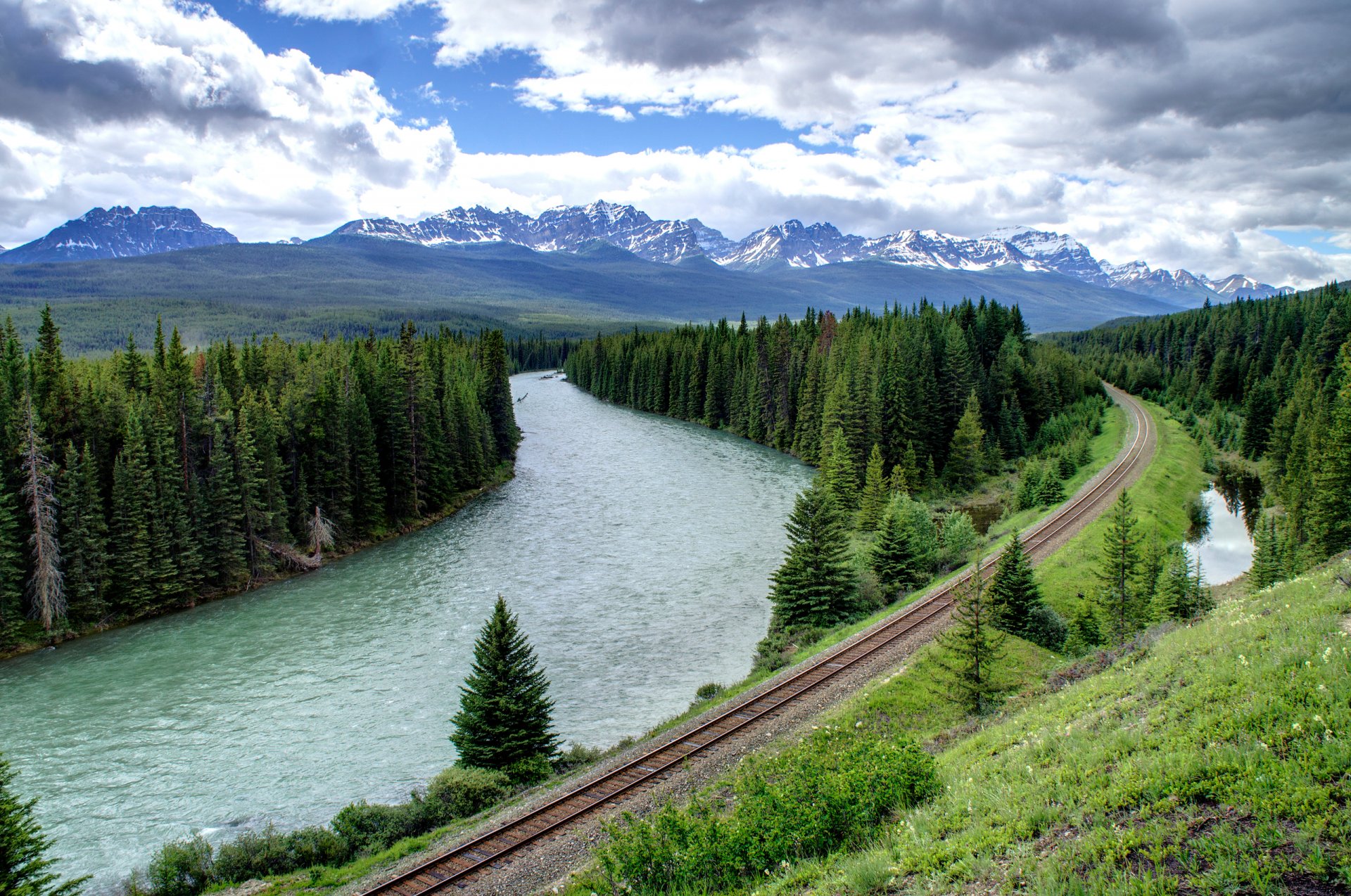 ciel nuages montagnes rivière route forêt arbres rails sapin nature