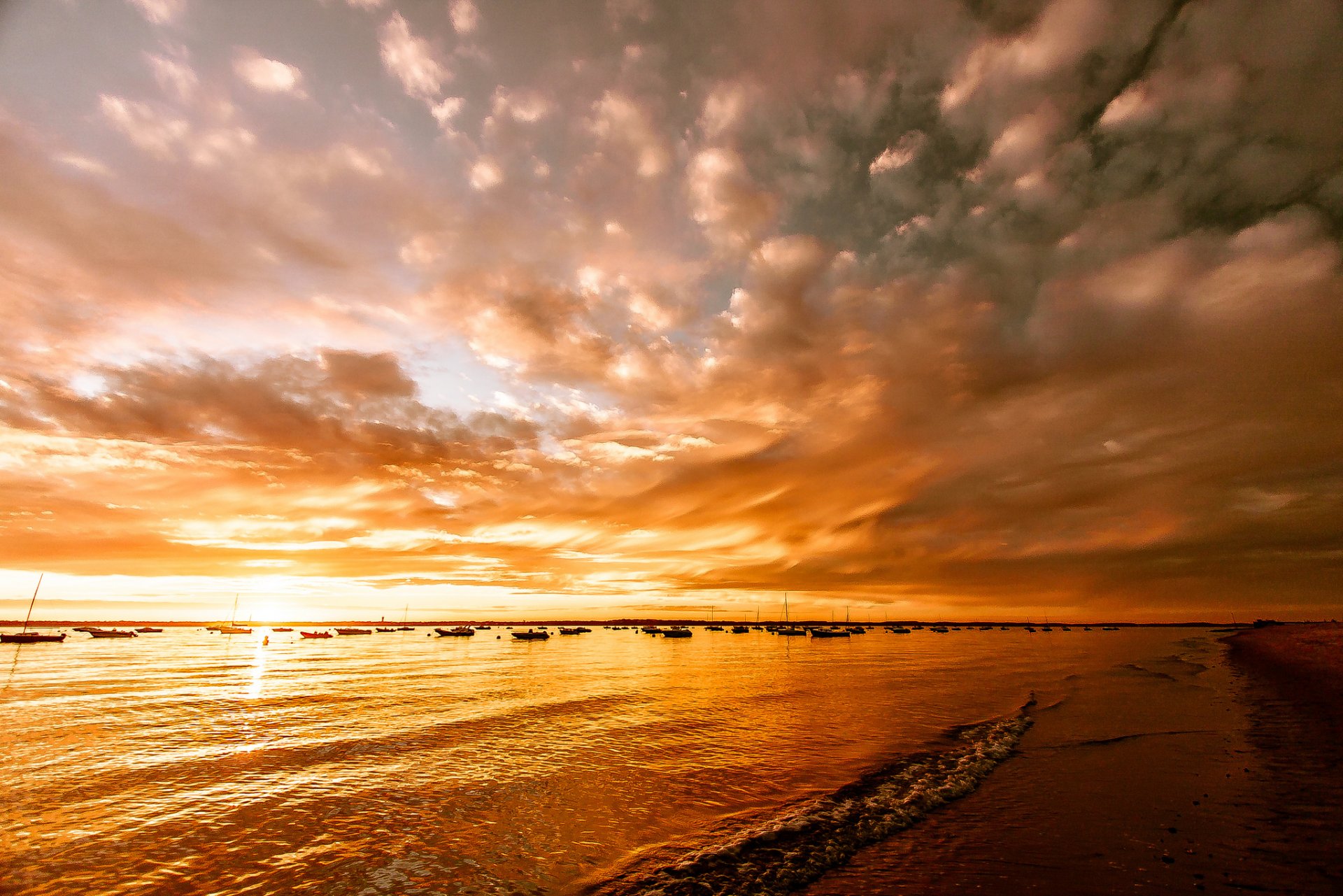 lac plage bateaux coucher de soleil lueur