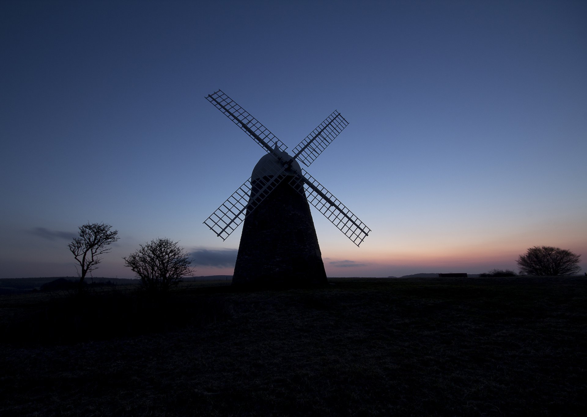 champ moulin arbres soir crépuscule coucher de soleil ciel nuages