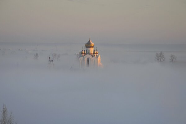 Au loin, on voit le temple blanc
