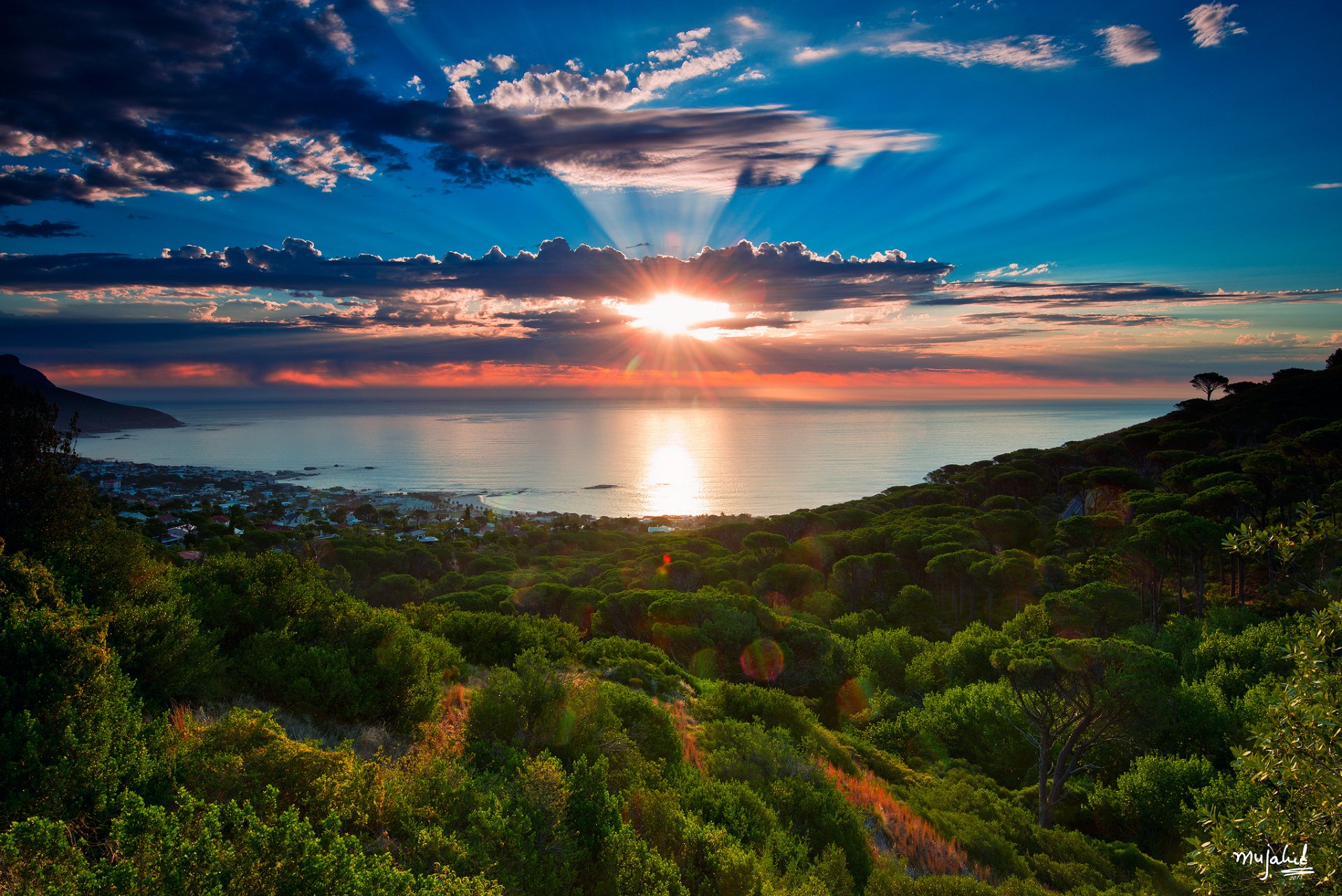 afrique du sud le cap camps bay océan atlantique baie mer océan arbres hiver janvier ciel nuages soleil rayons mujahid ur-rehman photographie
